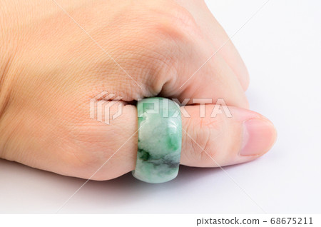Green jadeite ring on hand 68675211