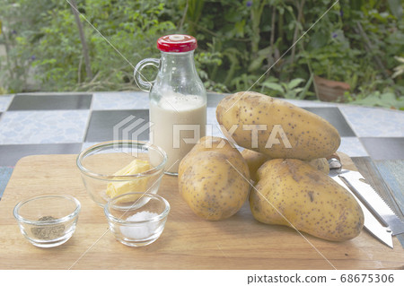 Ingredients to make mashed Potatoes Ingredients to make mashed Potatoes 68675306