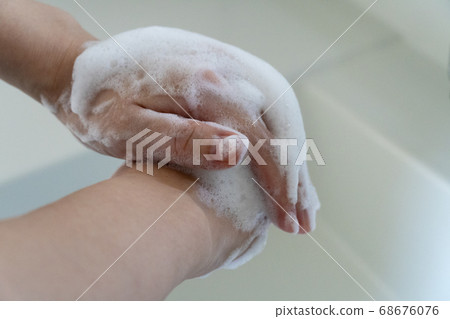 Scrubbing and washing with stone Scrubbing and washing with stone 68676076