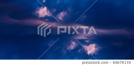 Dramatic horizontal clouds background 68676139