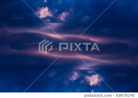 Dramatic horizontal clouds background 68676140