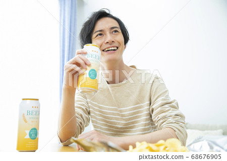 獨自在房間裡喝啤酒的人 68676905