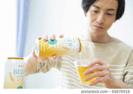 獨自在房間裡喝啤酒的人 68676916