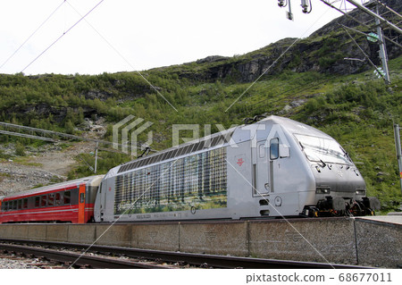 挪威挪威鐵路火車停在卑爾根線上的Myrdal車站，並安裝了電力機車 68677011