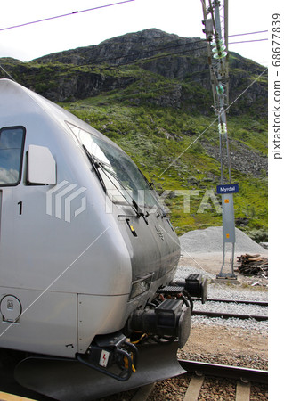 挪威挪威鐵路卑爾根線列車位於Myrdal站，電力機車和減震器的頂部 68677839