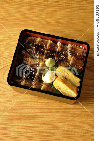 孔子，骨頭明顯，由許多鰻魚，芥末，加里和煎雞蛋製成（概述） 68683199
