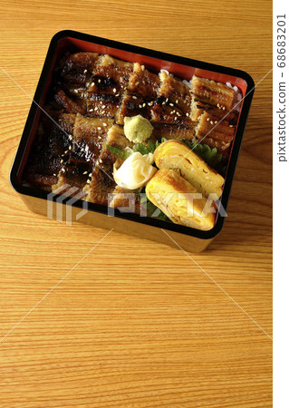 Confucius with conspicuous bones made from a lot of conger eel with wasabi, gari and fried eggs (overview) Confucius with conspicuous bones made from a lot of conger eel with wasabi, gari and fried eggs (overview) 68683201