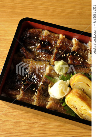 孔子,骨頭明顯,由許多鰻魚,芥末,加里和煎雞蛋製成(概述) 孔子,骨頭明顯,由許多鰻魚,芥末,加里和煎雞蛋製成(概述) 68683203