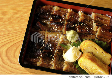 孔子,骨頭明顯,由許多鰻魚,芥末,加里和煎雞蛋製成(概述) 孔子,骨頭明顯,由許多鰻魚,芥末,加里和煎雞蛋製成(概述) 68683206