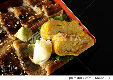 孔子骨小，使用大量鰻魚，芥末，加里和煎雞蛋（黑色背景，鳥瞰） 68683294