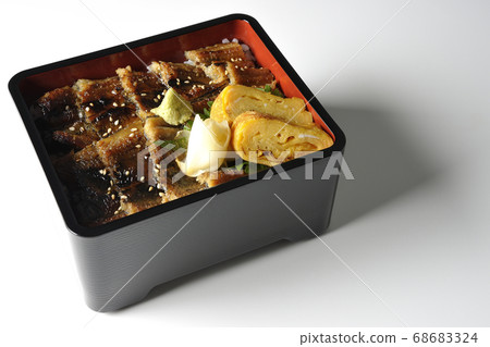 小心使用大量鰻魚，芥末，加利和煎雞蛋（白色背景）製成的小骨頭 68683324