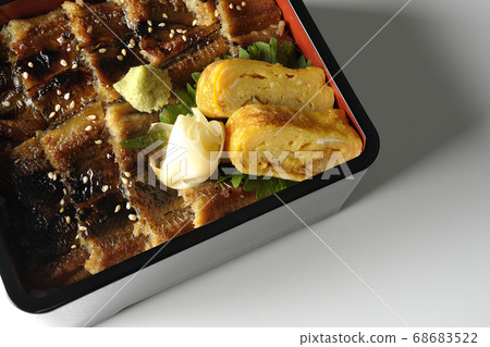 Be careful of small bones using a lot of conger eel with wasabi, gari and fried egg (white background, bird's eye view) 68683522