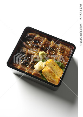 注意將大量鰻魚與芥末,加里和煎雞蛋一起食用時的小骨頭(白色背景,鳥瞰圖) 注意將大量鰻魚與芥末,加里和煎雞蛋一起食用時的小骨頭(白色背景,鳥瞰圖) 68683526