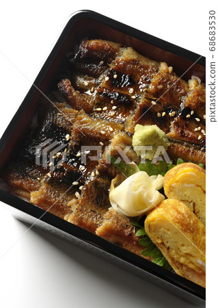 注意將大量鰻魚與芥末，加里和煎雞蛋一起食用時的小骨頭（白色背景，鳥瞰圖） 68683530