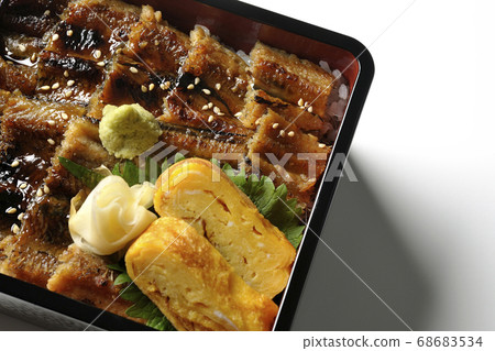 Be careful of small bones using a lot of conger eel with wasabi, gari and fried egg (white background, bird's eye view) Be careful of small bones using a lot of conger eel with wasabi, gari and fried egg (white background, bird's eye view) 68683534