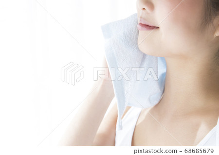 一個女人用毛巾出汗 一個女人用毛巾出汗 68685679
