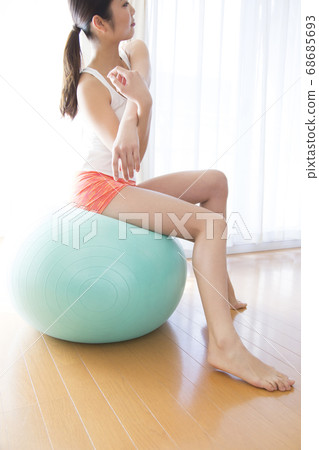A woman who plays a balance ball 68685693