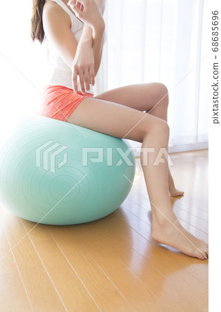 A woman who plays a balance ball 68685696