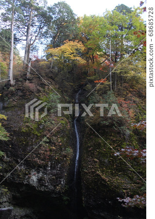 The waterfall of the bottle of Haruna Shrine 68685728