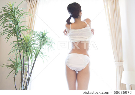 sexy women changing clothes Simblr.cc
