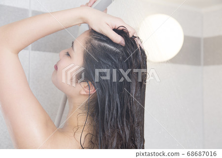 女人洗她的頭髮 女人洗她的頭髮 68687016