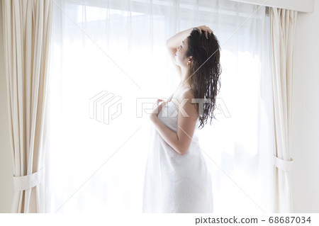 Bathing ladies 68687034