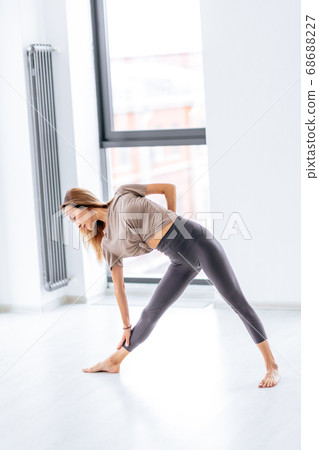 Young attractive woman d Young attractive woman d 68688227