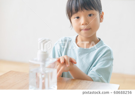 孩子正在用酒精消毒的地方 孩子正在用酒精消毒的地方 68688256