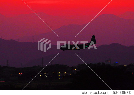 晚上在橫田空軍基地進行C-130大力神訓練 68688628