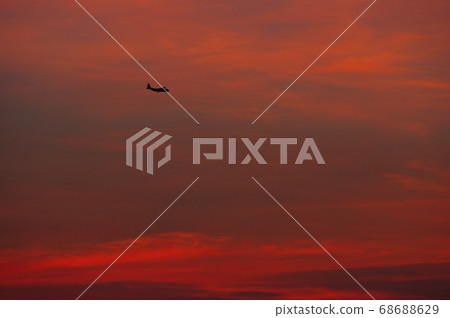 晚上在橫田空軍基地進行C-130大力神訓練 晚上在橫田空軍基地進行C-130大力神訓練 68688629