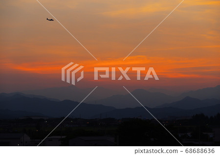 晚上在橫田空軍基地進行C-130大力神訓練 68688636