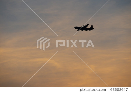 晚上在橫田空軍基地進行C-130大力神訓練 68688647