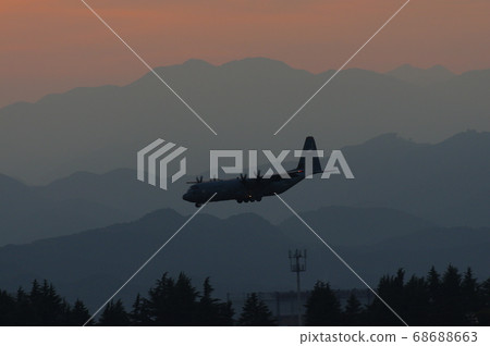 晚上在橫田空軍基地進行C-130大力神訓練 68688663