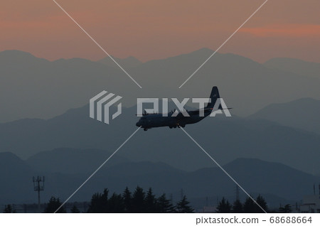 晚上在橫田空軍基地進行C-130大力神訓練 68688664