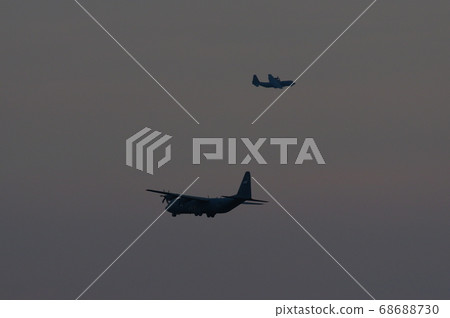 晚上在橫田空軍基地進行C-130大力神訓練 68688730