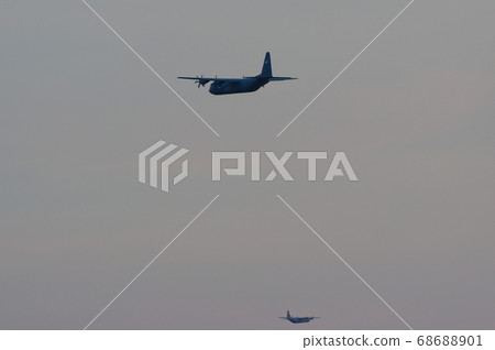 晚上在橫田空軍基地進行C-130大力神訓練 68688901