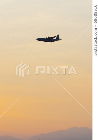 晚上在橫田空軍基地進行C-130大力神訓練 68688916