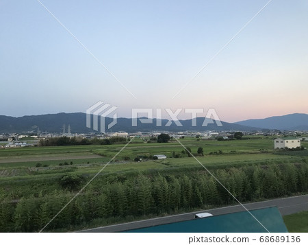 Nara's vast rice fields and mountains where the sun sets Nara's vast rice fields and mountains where the sun sets 68689136