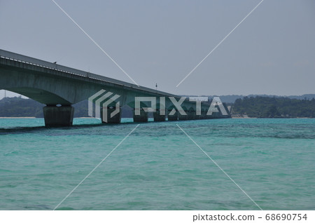 從沖繩縣Kouri海灘看的Kouri橋 68690754