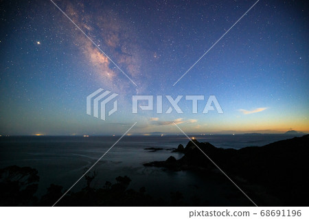 [鹿兒島縣薩塔角]漂浮在夕陽的天空和薩塔角燈塔中的夏日銀河 68691196