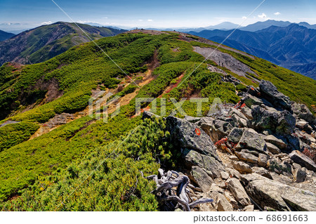 View of Mt. Chogatake and Norikura/Ontake seen from the Chogatake Ridge in the Northern Alps 68691663