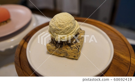 Brownie ice cream 68692419