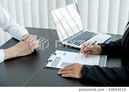 Business people hold a job profile and talk to job applicants for job interviews about careers Business people hold a job profile and talk to job applicants for job interviews about careers 68693018