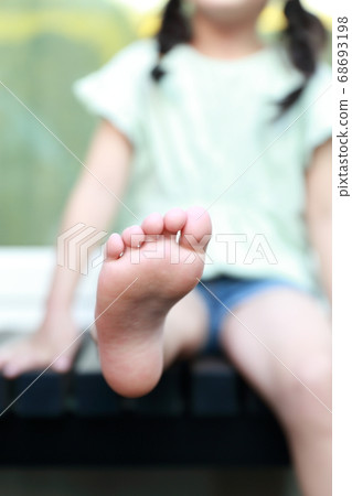 女孩坐在濕的邊緣，伸出來玩 68693198