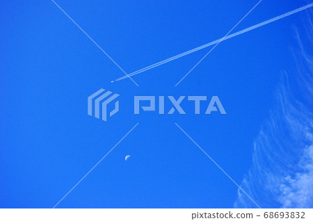 Hikoki clouds and moon 68693832