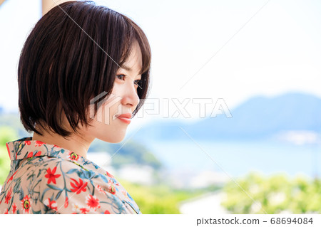 長崎觀光的年輕女子 長崎觀光的年輕女子 68694084