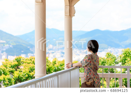 A young woman sightseeing in Nagasaki 68694125