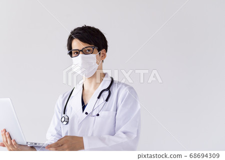 Male medical worker Male doctor 68694309