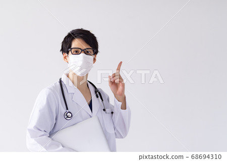 Male medical worker Male doctor 68694310