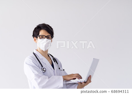 Male medical worker Male doctor 68694311